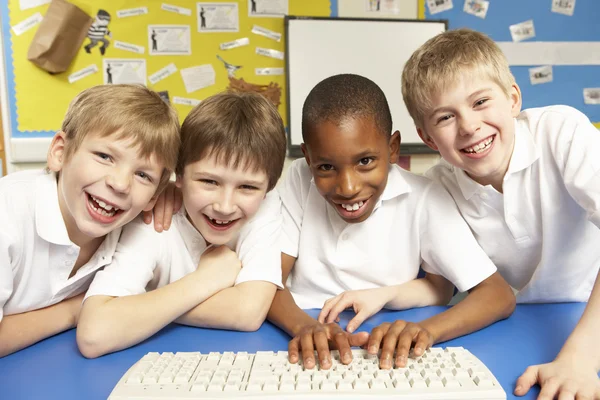 Écoliers en classe informatique utilisant des ordinateurs — Photo