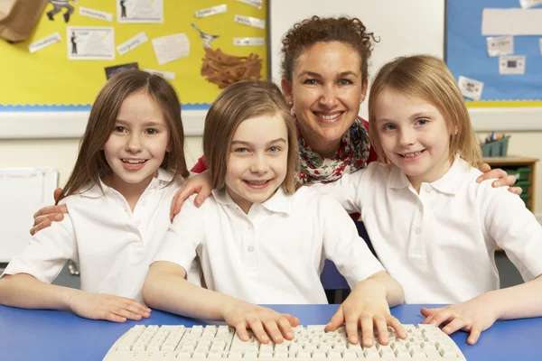 Studenti in classe IT utilizzando i computer con insegnante femminile — Foto Stock