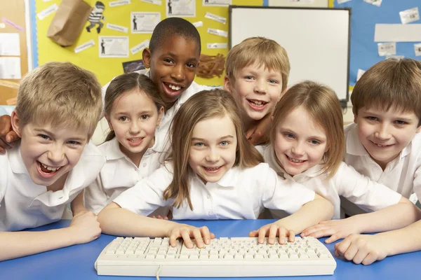 Школьники ИТ-класса с помощью компьютеров — стоковое фото