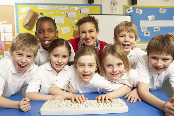 Dzieci w wieku szkolnym w nim klasy przy użyciu komputerów z nauczycielem — Zdjęcie stockowe