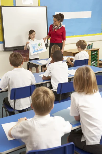 Schoolkinderen Studeren in de klas met leraar — Stockfoto
