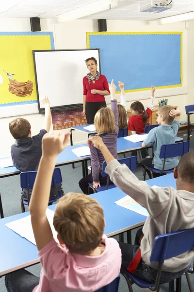 Skolbarn Studera i klassrummet med lärare — Stockfoto
