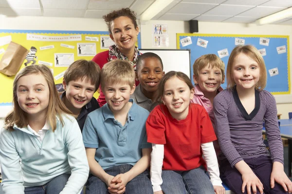 Schoolchildren In classroom with teacher — Stock Photo, Image