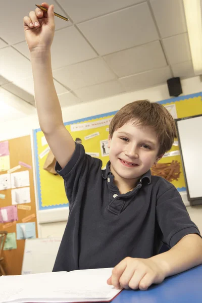 Schoolboy resposta pergunta na sala de aula — Fotografia de Stock
