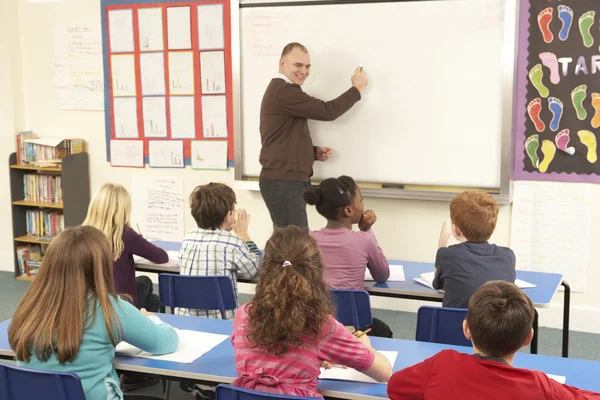 Uczniowie Uczący się w klasie z nauczycielem — Zdjęcie stockowe