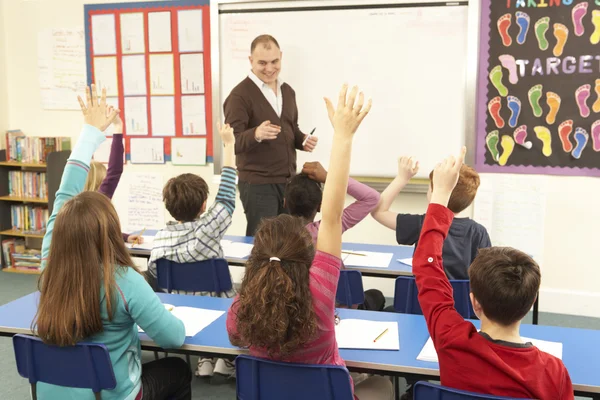 Uczniowie Uczący się w klasie z nauczycielem — Zdjęcie stockowe
