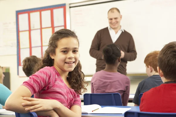 Skolbarn Studera i klassrummet med lärare — Stockfoto