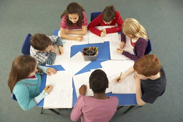 Bovenaanzicht van schoolkinderen werken samen bij de receptie — Stockfoto