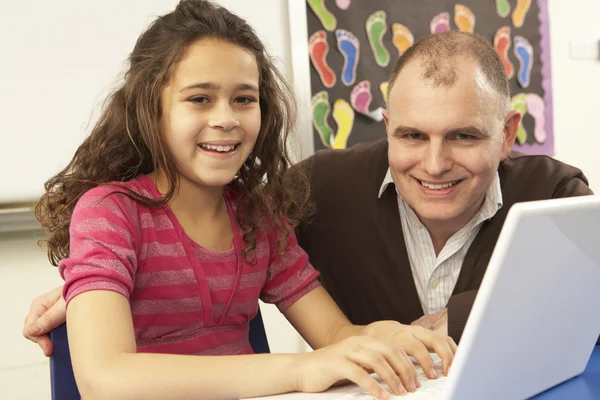Schoolmeisje in het klasse met behulp van computer met leraar — Stockfoto