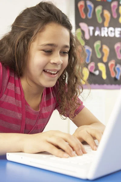 Schoolmeisje in het klasse met behulp van computer met leraar — Stockfoto