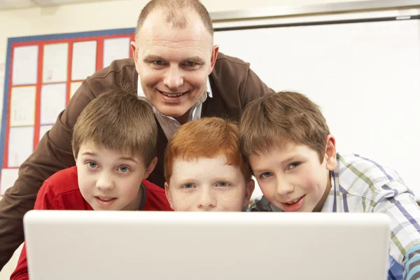 Grupo de meninos de escola na classe de TI usando o computador — Fotografia de Stock