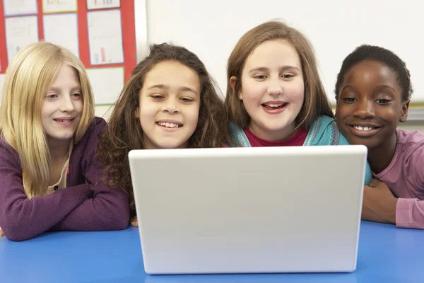 Skupina školačky v ní třídy pomocí počítače — Stock fotografie