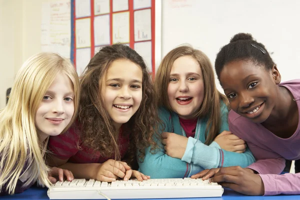 Groep Schoolmeisjes in het klasse met behulp van computer — Stockfoto
