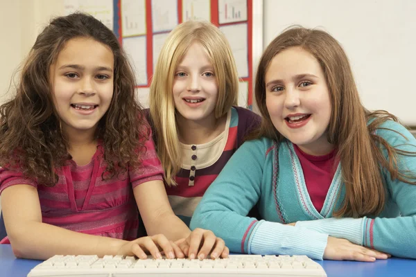 Skupina školačky v ní třídy pomocí počítače — Stock fotografie
