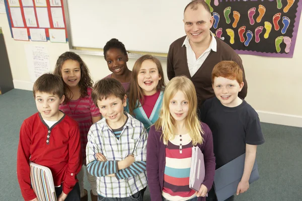 Портрет школьников, стоящих в классе — стоковое фото