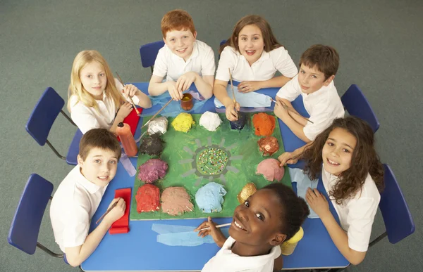 Birlikte masa başında çalışan okul havai görünümü — Stok fotoğraf