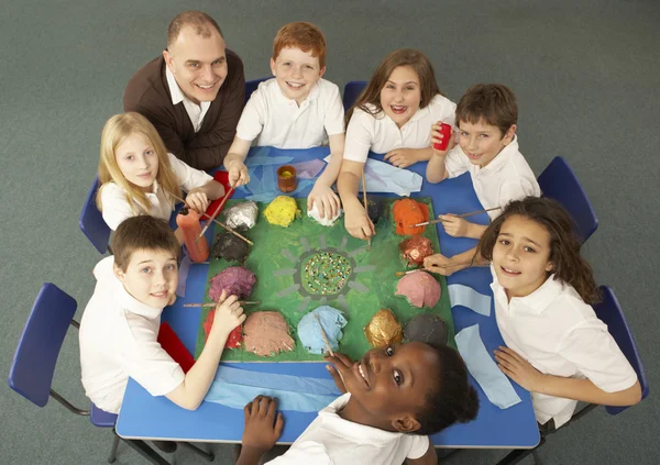 Bovenaanzicht van schoolkinderen werken samen bij de receptie — Stockfoto
