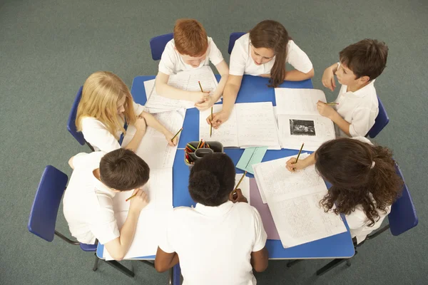 Birlikte masa başında çalışan okul havai görünümü — Stok fotoğraf