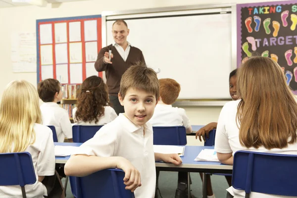 Schoolkinderen Studeren in de klas met leraar — Stockfoto