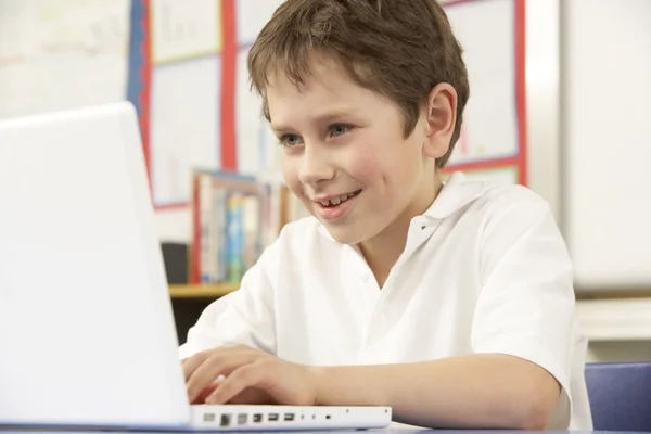 Uczeń w nim klasy przy użyciu komputera — Zdjęcie stockowe