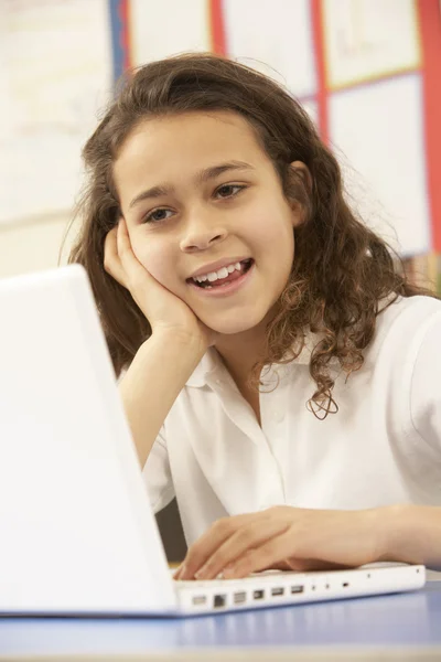 Bu kız öğrenci sınıf bilgisayar kullanma — Stok fotoğraf