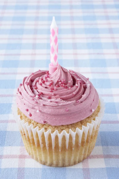 A cupcake egy gyertyát — Stock Fotó