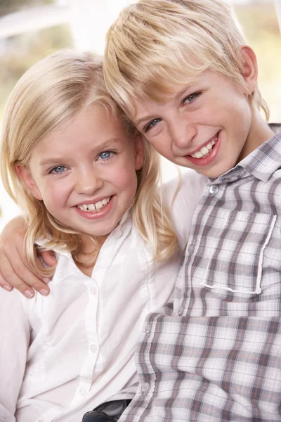 Deux jeunes enfants posent ensemble Image En Vente