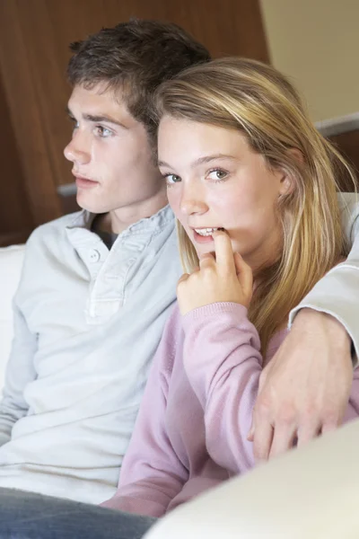 Nervoso cerca adolescente seduta sul divano a casa con Boyfri — Foto Stock