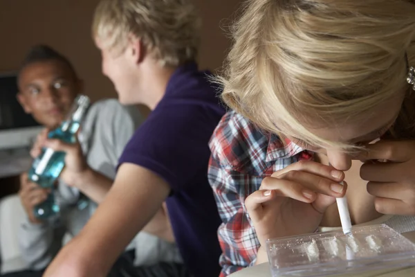 Gruppe von Jungen und Mädchen im Teenageralter nimmt Drogen zu Hause — Stockfoto