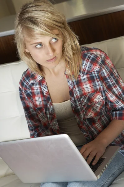 Vinu hledají dospívající dívka použití notebooku doma — Stock fotografie