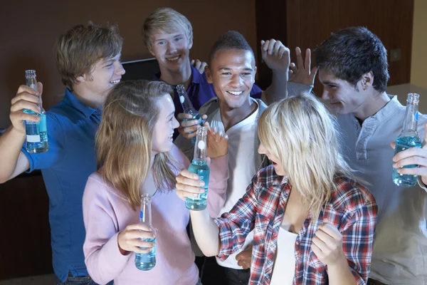 Группа друзей-подростков, танцующих и пьющих алкоголь — стоковое фото