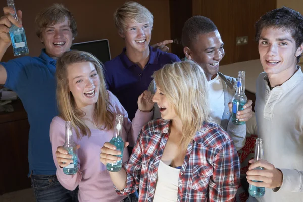 Grupo de amigos adolescentes bailando y bebiendo alcohol — Foto de Stock