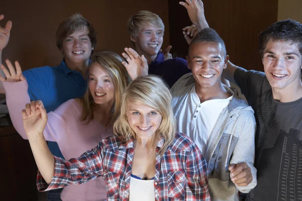 Grupa nastoletnich przyjaciół tańca i picia alkoholu — Zdjęcie stockowe