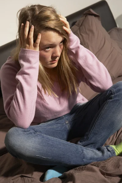 Depressief tiener meisje zit in de slaapkamer thuis — Stockfoto