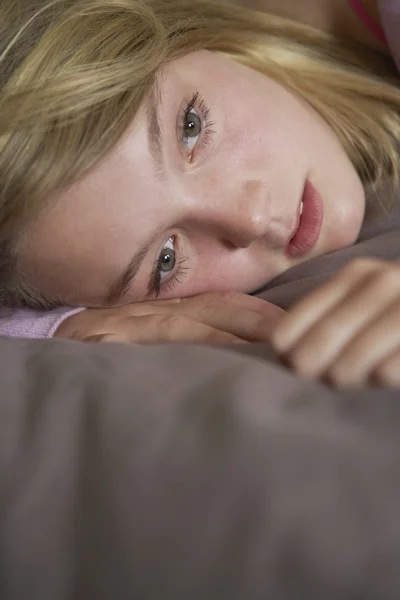 Depressives Teenager-Mädchen liegt im Schlafzimmer — Stockfoto