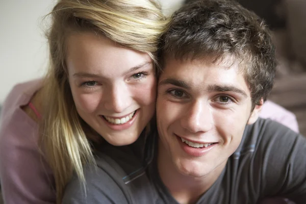 Romantico adolescente coppia sorridente a macchina fotografica — Foto Stock