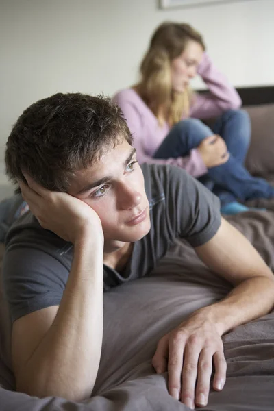 Teenage par i sovrummet efter argument — Stockfoto