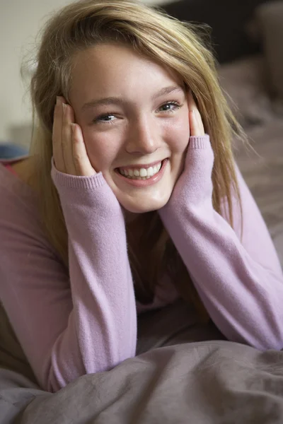 Menina adolescente feliz sentada no quarto — Fotografia de Stock