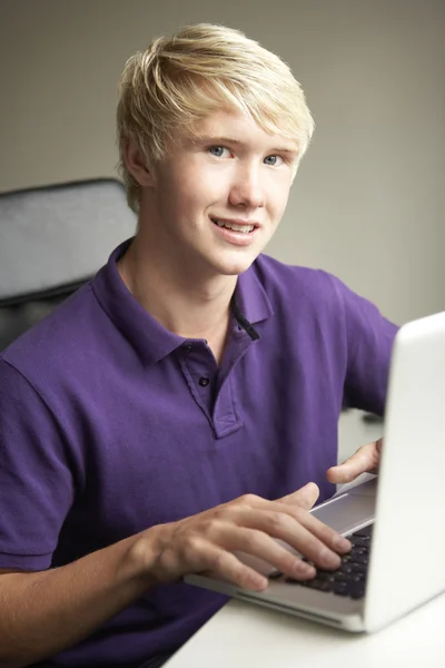 十几岁的男孩在家里使用的便携式计算机 — 图库照片