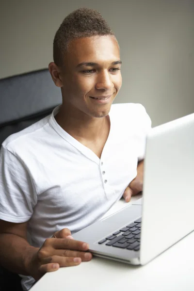 Adolescente usando el ordenador portátil en casa —  Fotos de Stock