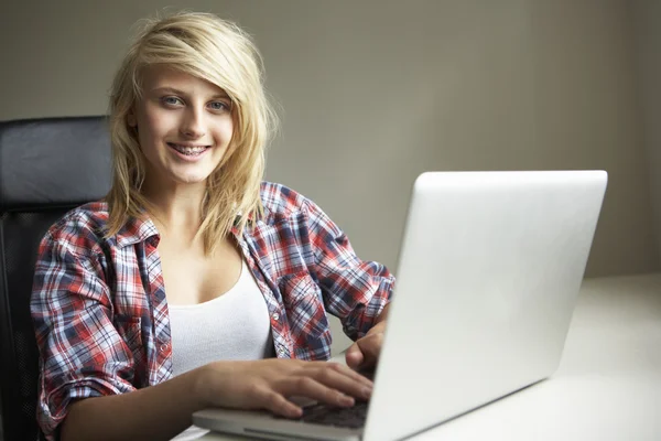 Tiener meisje met behulp van laptop thuis — Stockfoto