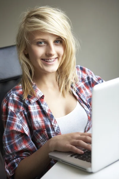 Девочка-подросток использует ноутбук дома — стоковое фото