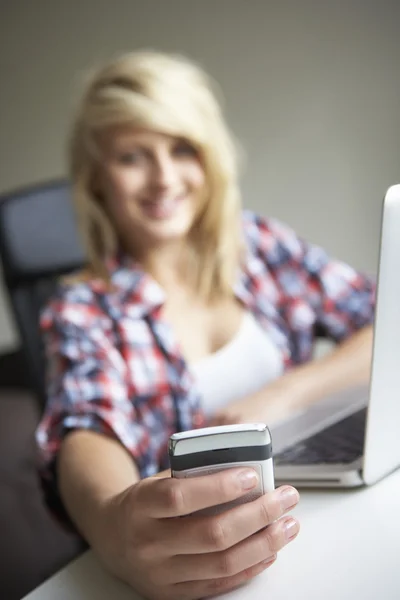 Menina adolescente usando laptop e celular em casa — Fotografia de Stock