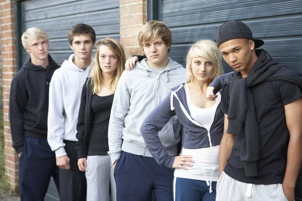 Gruppe von Teenagern hängt draußen zusammen — Stockfoto