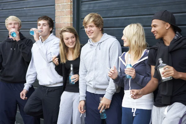 Grupo de adolescentes saindo juntos fora bebendo — Fotografia de Stock