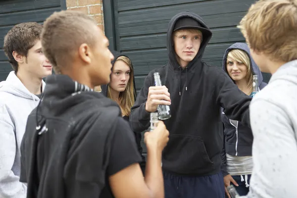 Skupina ohrožující mládež potkávat mimo drin — Stock fotografie