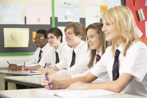 Teenager lernen im Klassenzimmer — Stockfoto