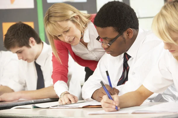 Tieners studeren in de klas met leraar — Stockfoto