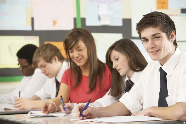 Nastolatki uczące się w klasie z nauczycielem — Zdjęcie stockowe
