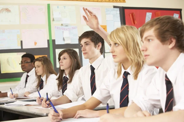 Teenager-Schüler beantwortet Fragen zum Lernen im Klassenzimmer — Stockfoto